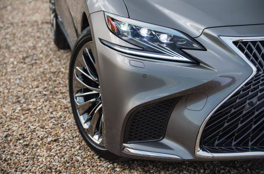 Детали экстерьера Lexus LS500h AWD 2018 года  (UK) (фото 14 из 40)